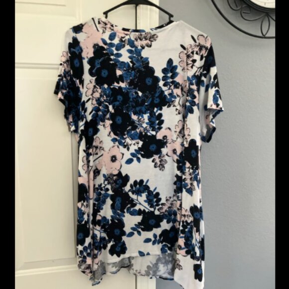 ❤️3/$12 Tahari brand size 1X Floral Pattern T-shirt - Picture 4 of 4